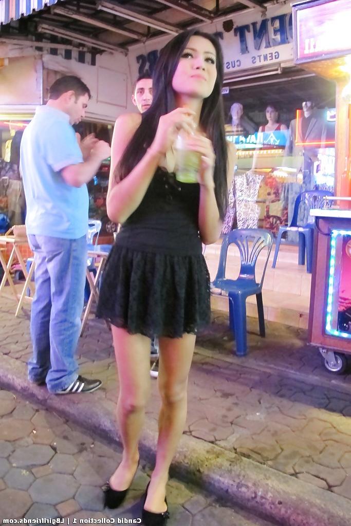 16P Sexy thailändische Shemales gehen auf öffentlichen Straßen auf der Suche nach Sex-Dates