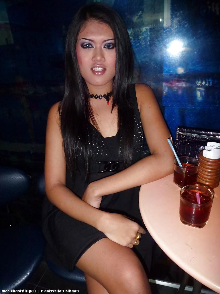 16P Sexy thailändische Shemales gehen auf öffentlichen Straßen auf der Suche nach Sex-Dates