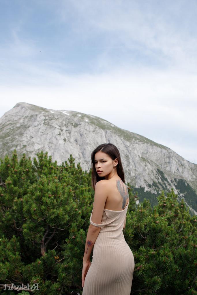 16P La joven latina Ryanne Keena se desnuda totalmente durante un viaje a la montaña