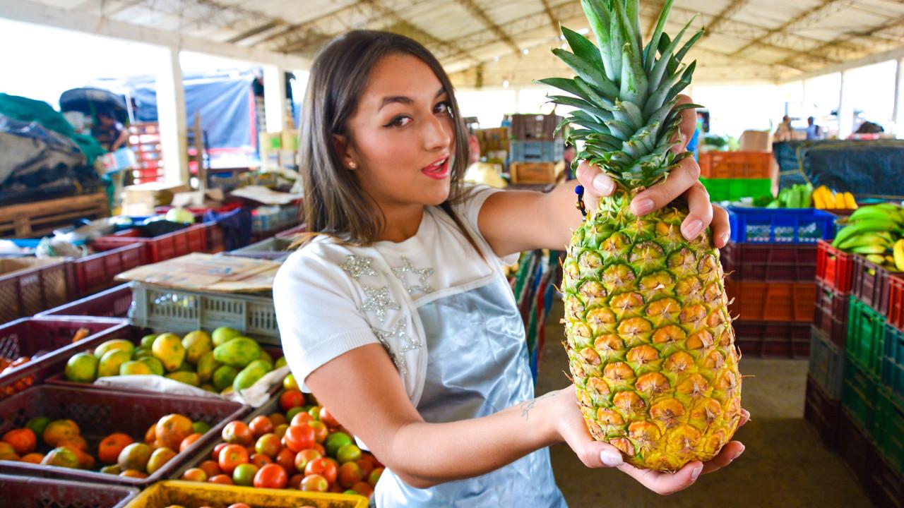 10P Seller Lorena Castro met at the market and fucked at home by Mister Marco