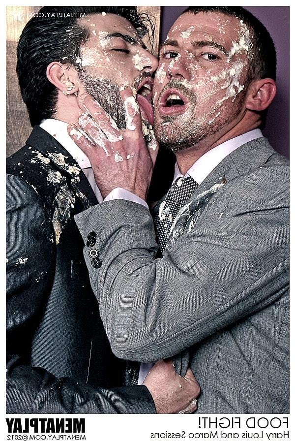 16P Os empresários gays Harry Louis e Marco Sessions se beijam e fodem