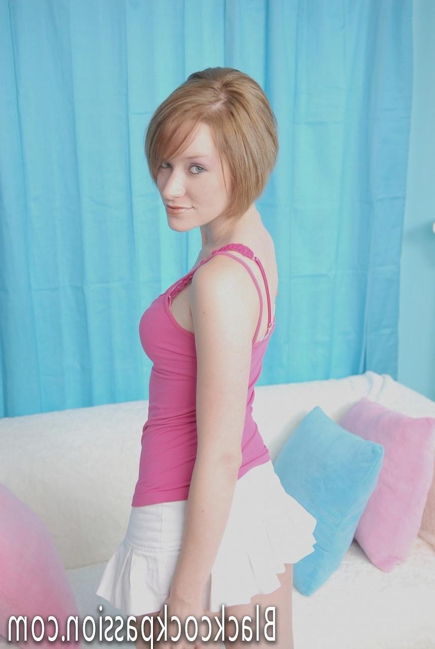 20P La jeune rousse Faith Daniels accueille une BBC dans sa chatte et goûte au sperme.