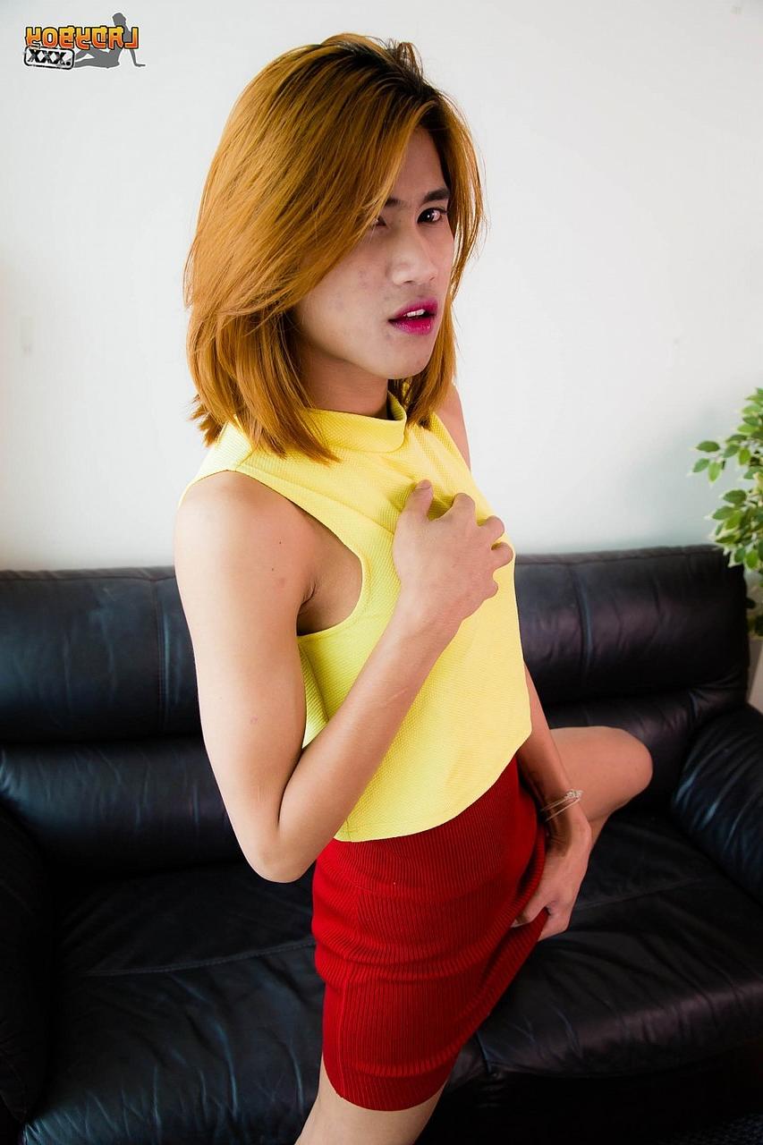 16P La transexual asiática pelirroja Pam abre sus grandes nalgas y masturba su gran polla
