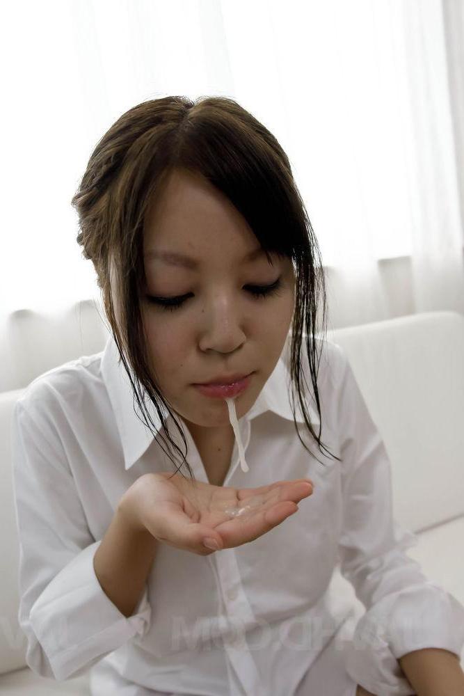 16P A japonesa descalça Sara cospe esperma depois de soprar um pau pequeno