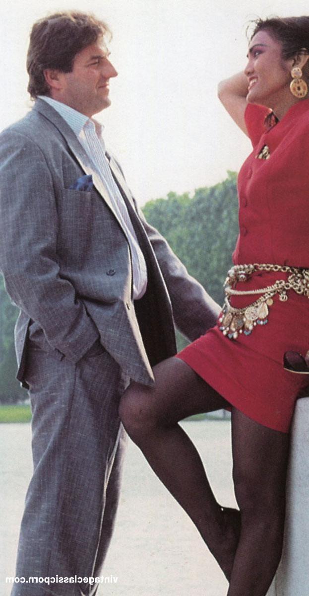 19P Modelo travesti vintage prova um pau antes de pegá-lo por trás em meias