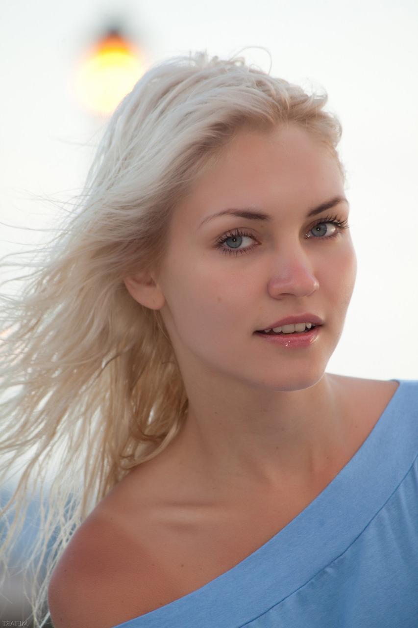 20P Die blonde Amateurin Cristina A neckt mit ihren kleinen Titten und ihrer beschnittenen Muschi