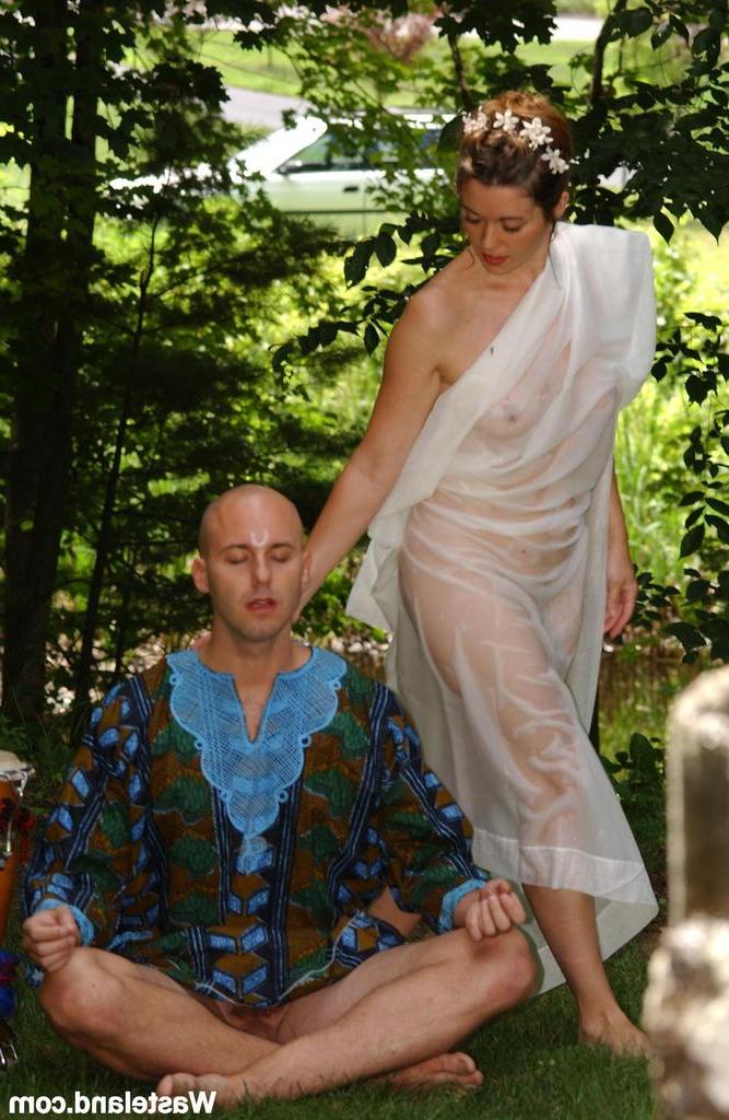 16P La ninfa del jardín seduce a un hombre meditando en el jardín
