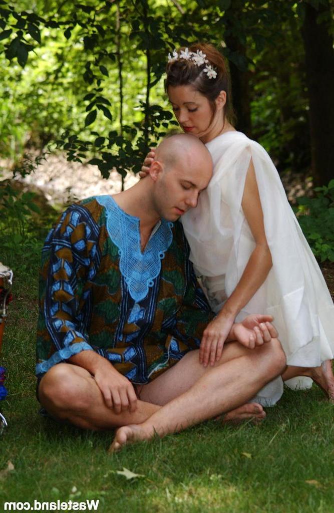 16P La ninfa del jardín seduce a un hombre meditando en el jardín