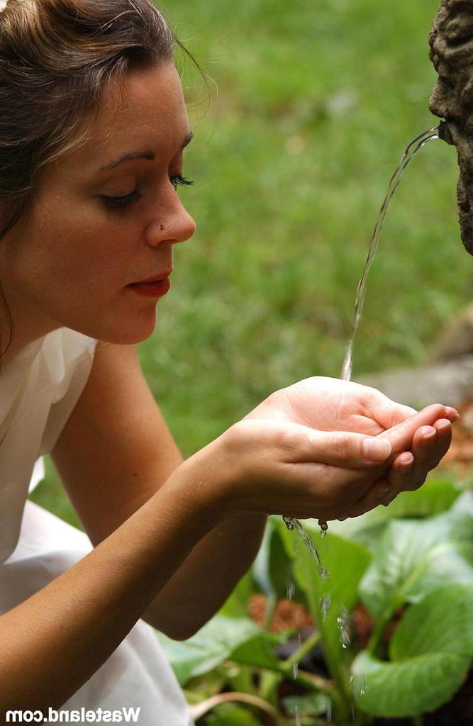 16P La ninfa del jardín seduce a un hombre meditando en el jardín