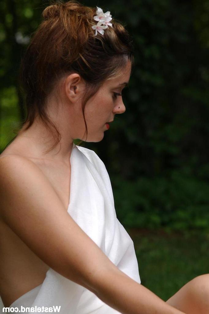 16P La ninfa del jardín seduce a un hombre meditando en el jardín