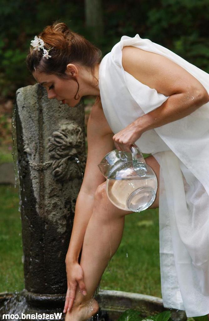 16P La ninfa del jardín seduce a un hombre meditando en el jardín