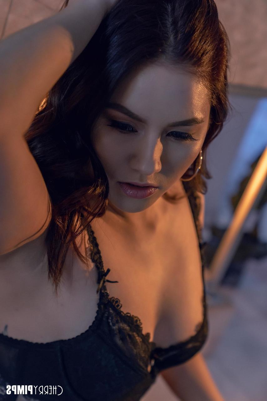 20P Adolescente caliente con grandes tetas Savannah Sixx tiene sexo lésbico sensual con una nena sexy