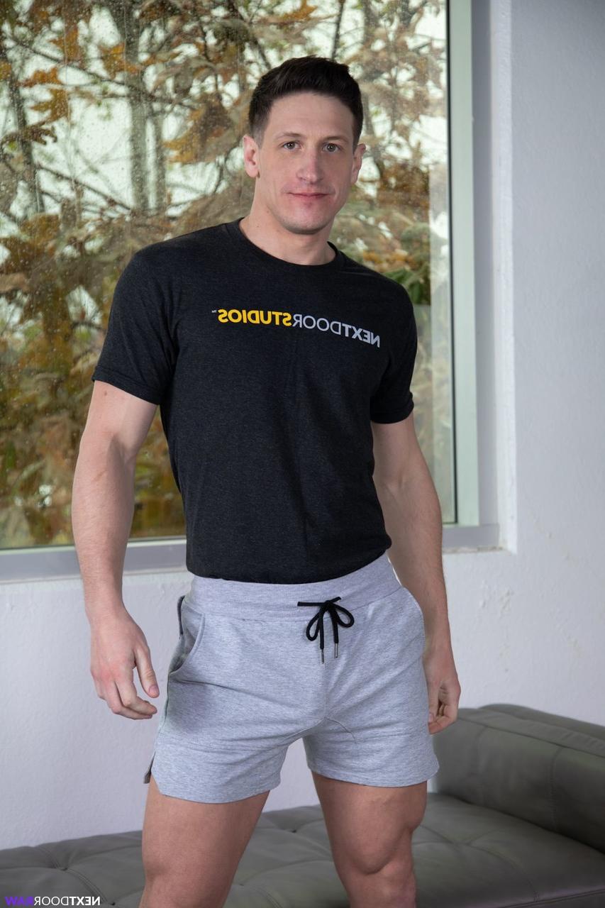 20P Los sementales calientes Dalton Riley y Beau Butler tienen sexo oral fetichista de pies y sexo anal salvaje