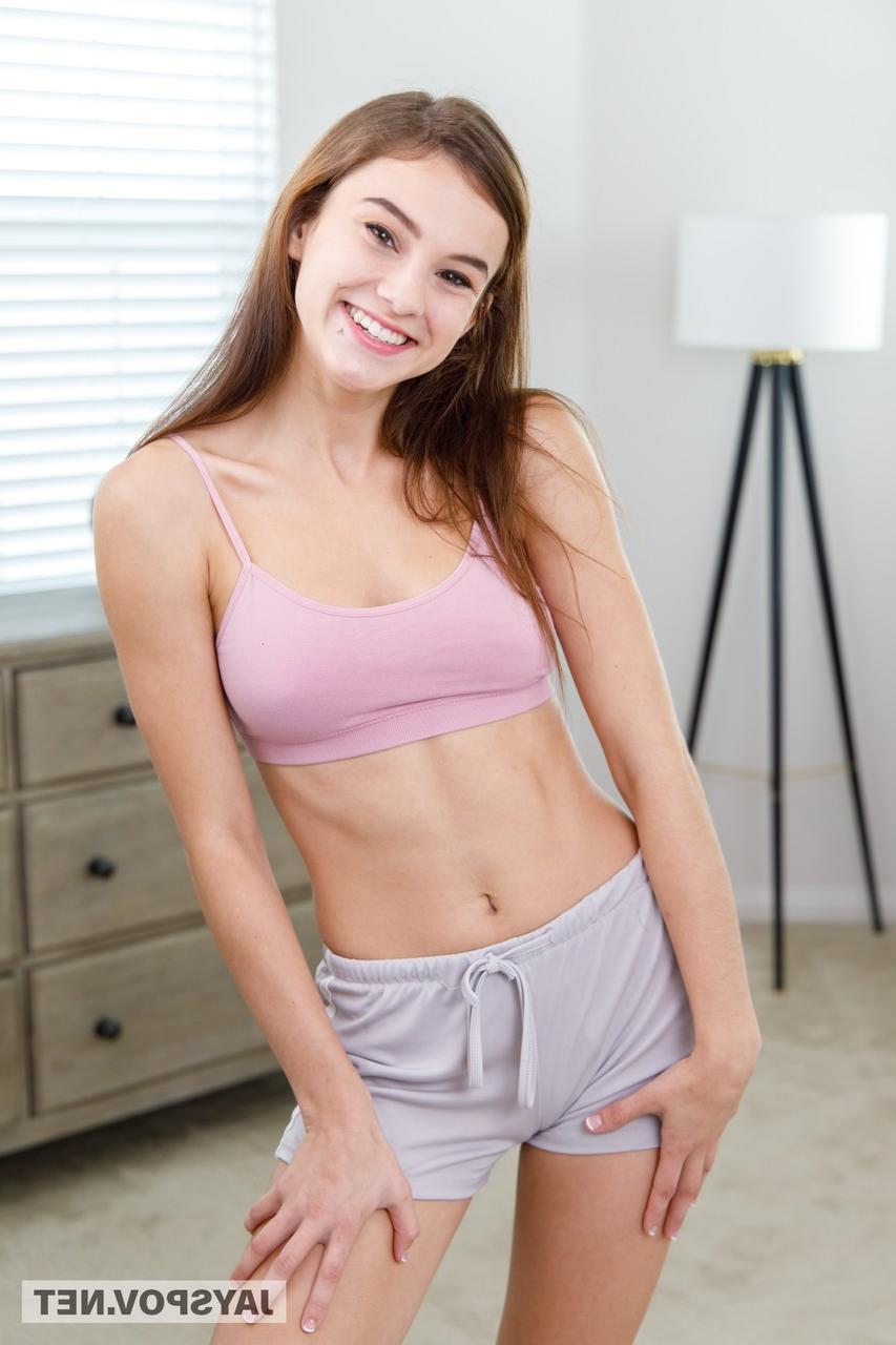 20P A adolescente morena Ellie Eilish mostra seu grande saque em sua calcinha rosa