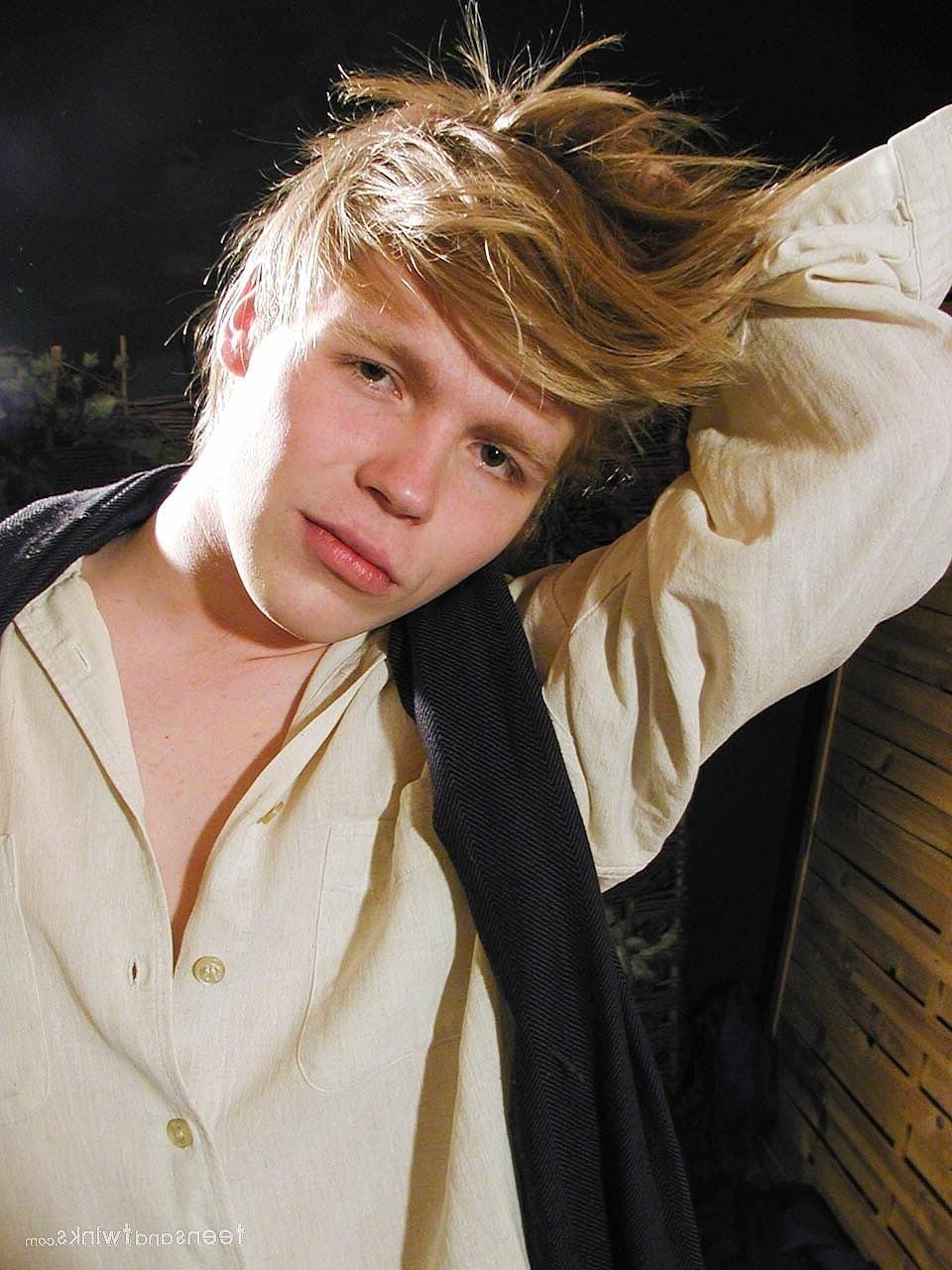 20P O lindo loiro Twink Oliver tira as calças e bate uma punheta em seu tesão gordo