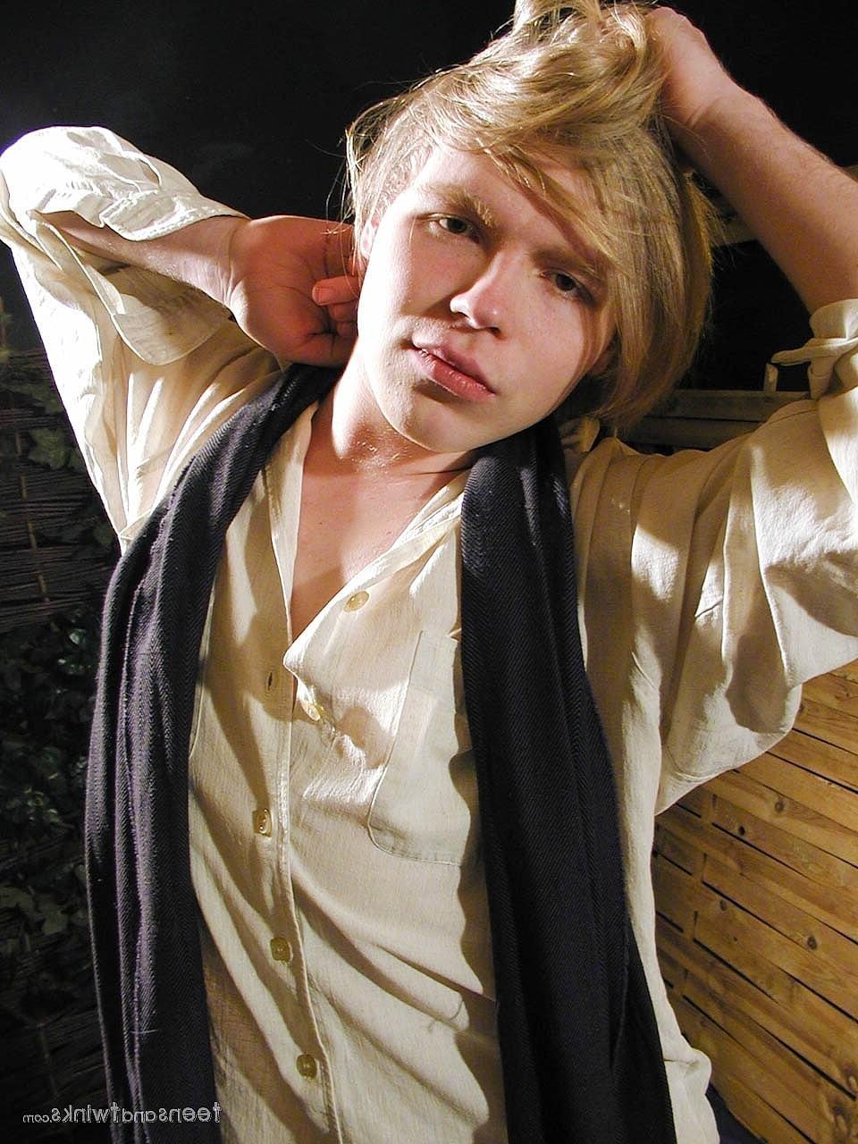 20P O lindo loiro Twink Oliver tira as calças e bate uma punheta em seu tesão gordo