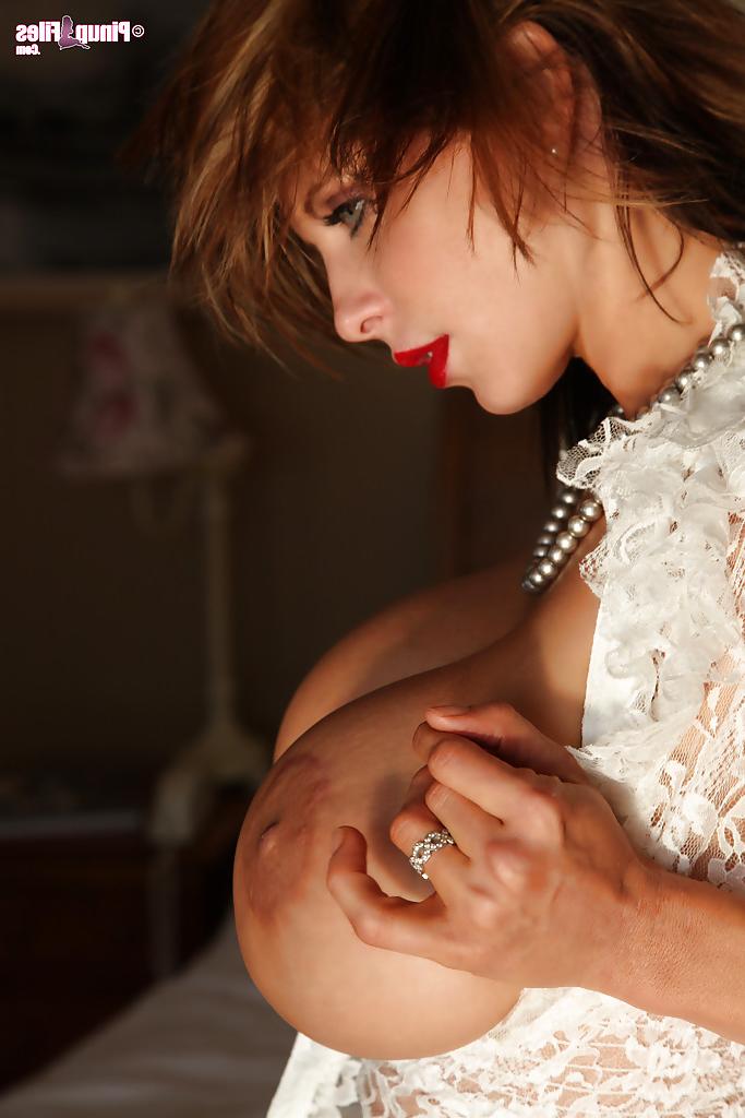 12P Le mannequin pin-up Brandy Robbins libère ses énormes seins de son chemisier transparent.