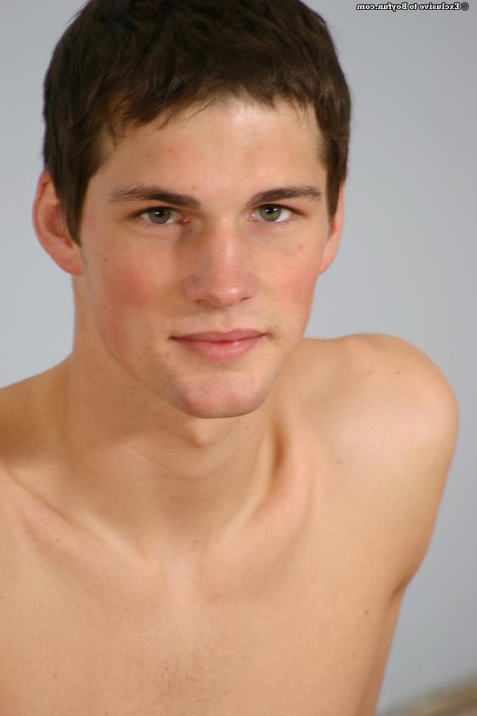 20P O tímido modelo gay Tomas tira a roupa, mostra seu corpo magro e esfrega seu pau sem cortes