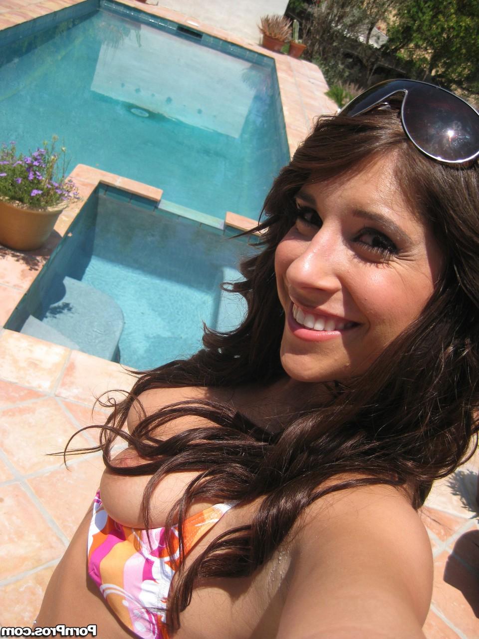 17P La chica morena con gafas miley ann muestra sus tetas medianas en la piscina