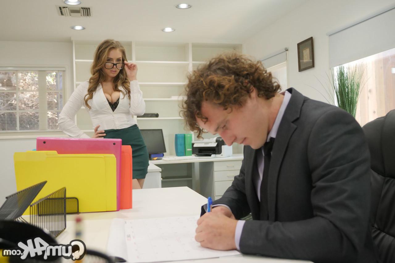 16P A vagabunda peituda Lena Paul tem seu pedaço peludo cremoso na mesa do escritório