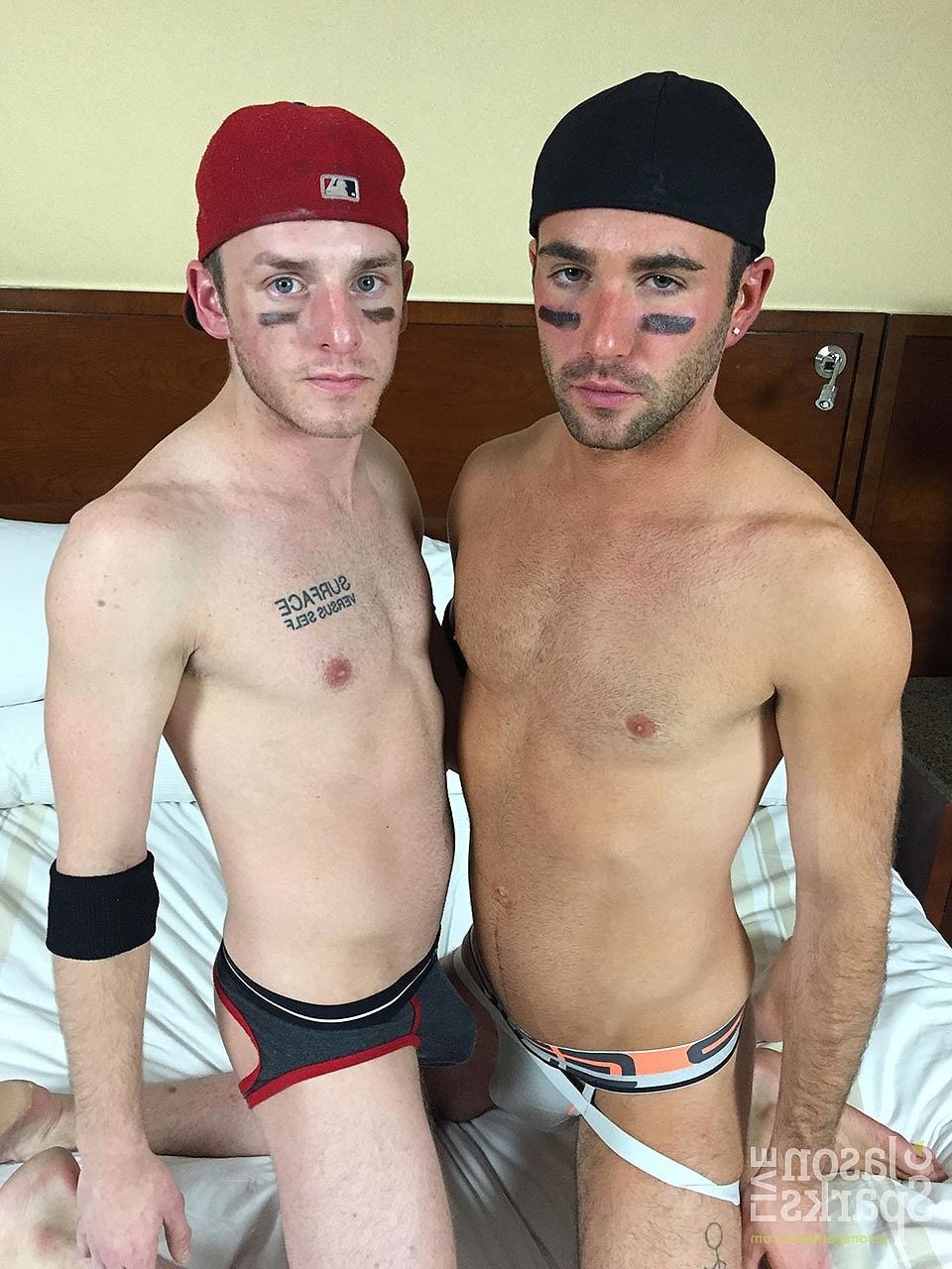20P Os gays magros Alex Mason e Nick Oliver lambem a bunda um do outro antes de foder
