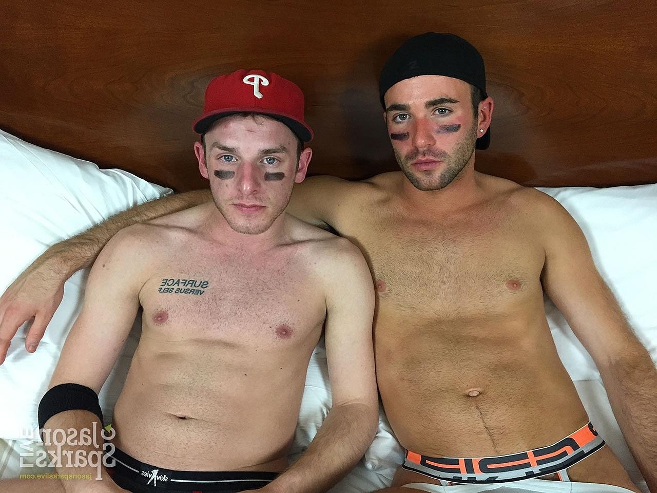 20P Os gays magros Alex Mason e Nick Oliver lambem a bunda um do outro antes de foder