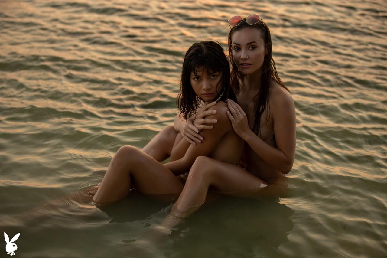 20P As garotas sensuais Elilith Noir e Cara Pin mostram seus peitos minúsculos na praia