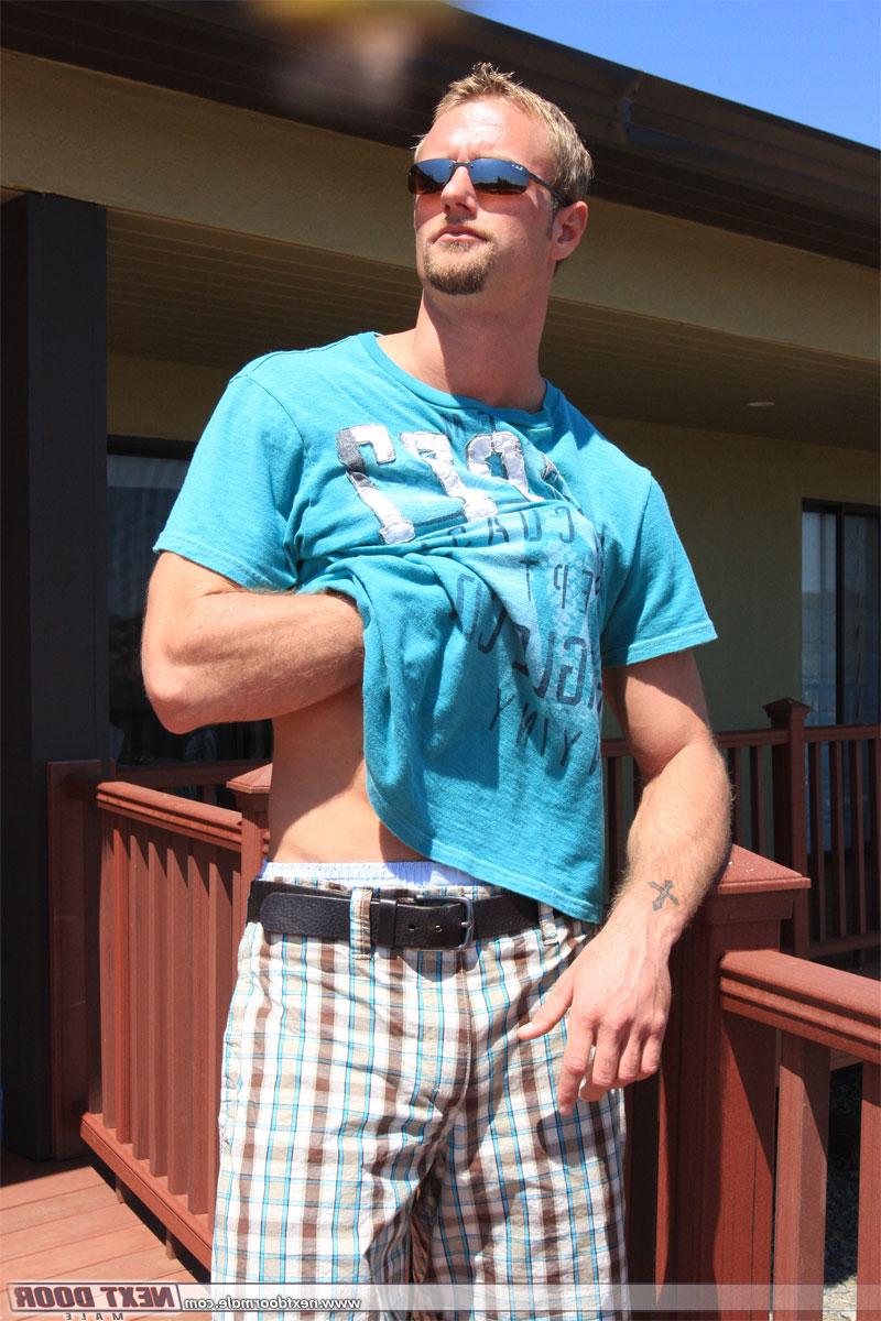 20P Kyle, gay amateur au gingembre, expose ses abdominaux chauds et sa grosse bite en solo