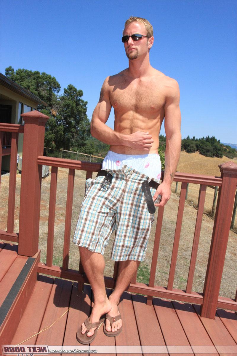 20P Kyle, gay amateur au gingembre, expose ses abdominaux chauds et sa grosse bite en solo