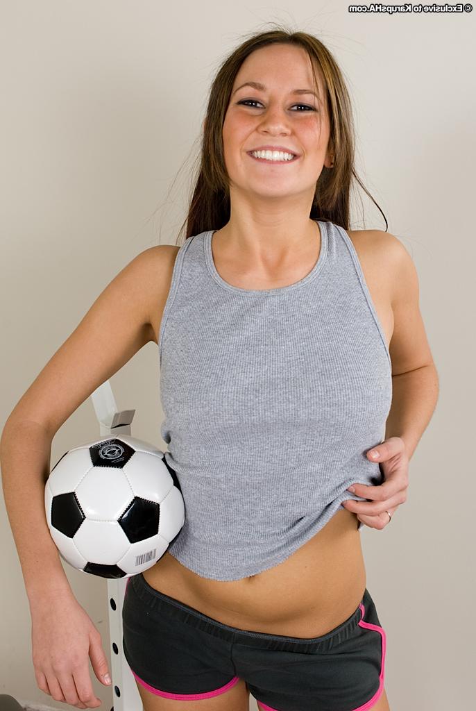 20P Die sexy Brünette Bella Storm zeigt ihren großen Arsch und spreizt ihre rasierte Muschi