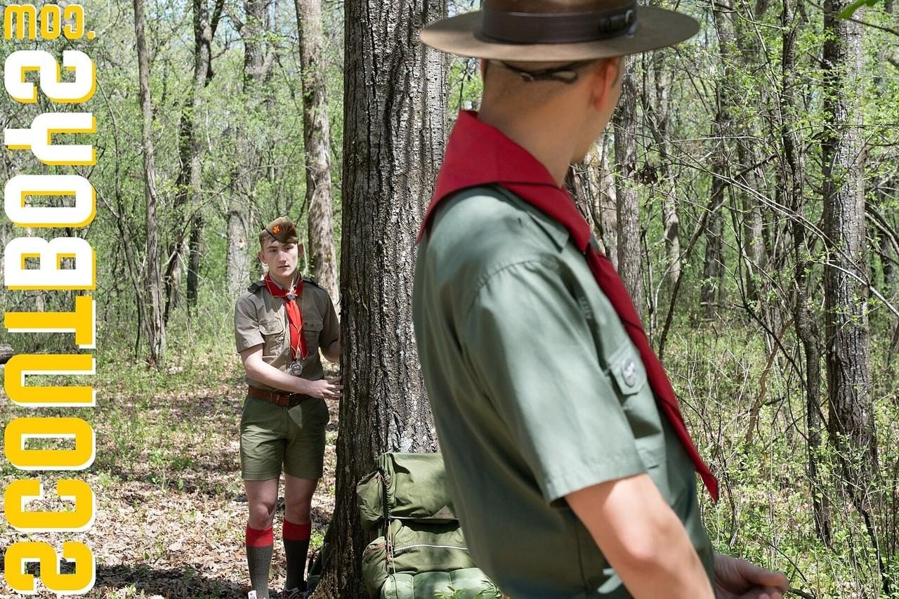 20P El explorador gay Colton es empujado contra un árbol y follado por el jefe explorador Wheeler
