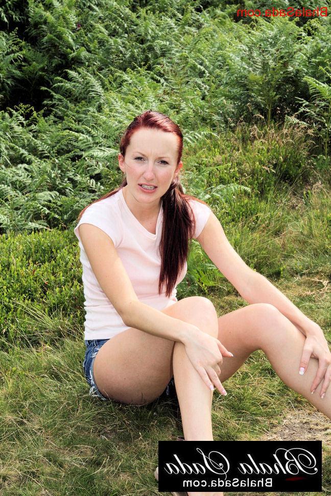 15P Redheaded MILF posing in her shirt, denim booty shorts & sandals in nature