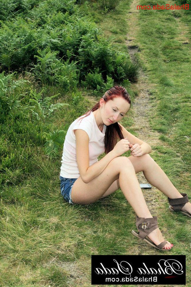 15P Redheaded MILF posing in her shirt, denim booty shorts & sandals in nature