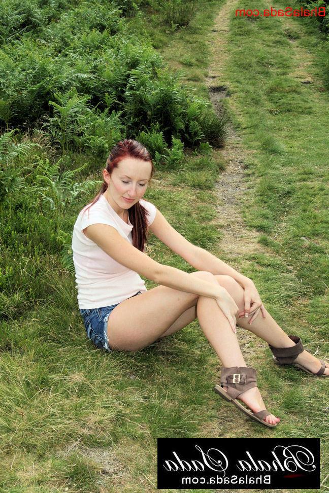 15P Redheaded MILF posing in her shirt, denim booty shorts & sandals in nature