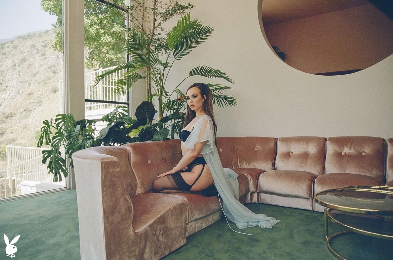 20P A gata sexy Lilly Bell mostra seu corpo pequeno em lingerie preta e enquanto está nua