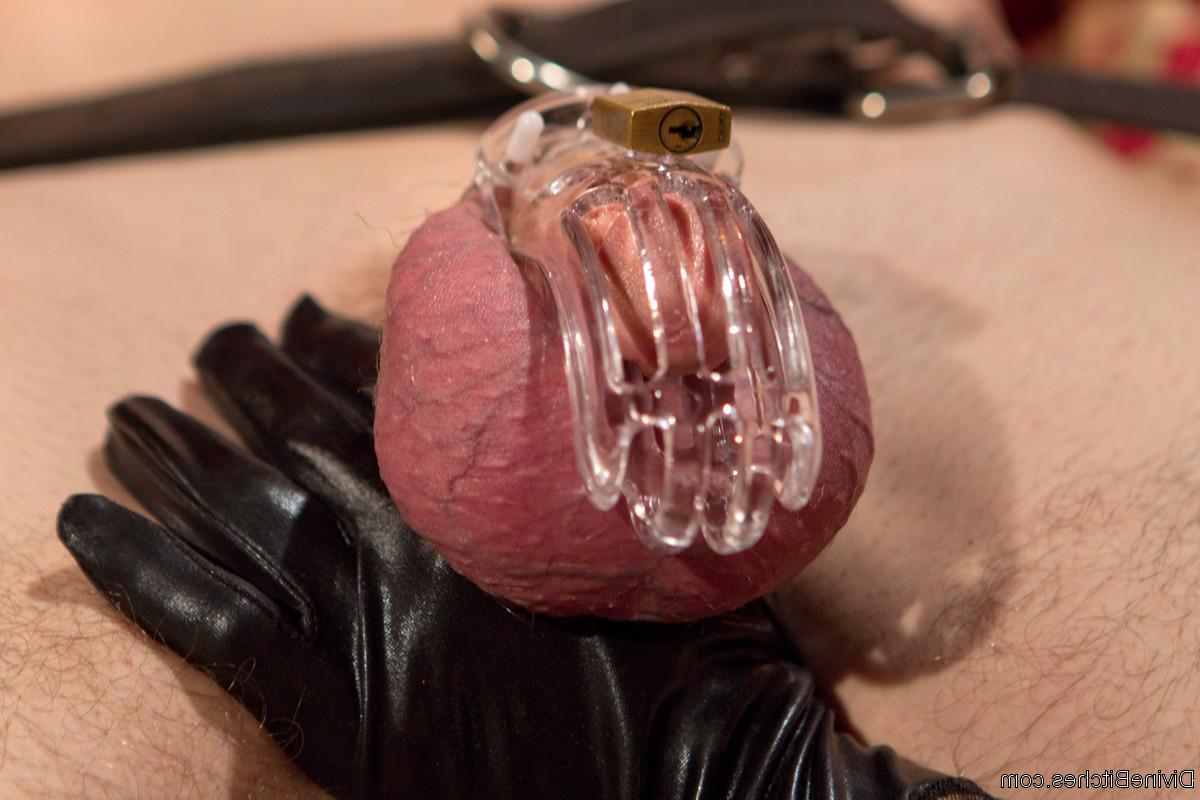 20P La maîtresse femdom Madeline Marlowe taquine et chevauche la bite enfermée de son esclave
