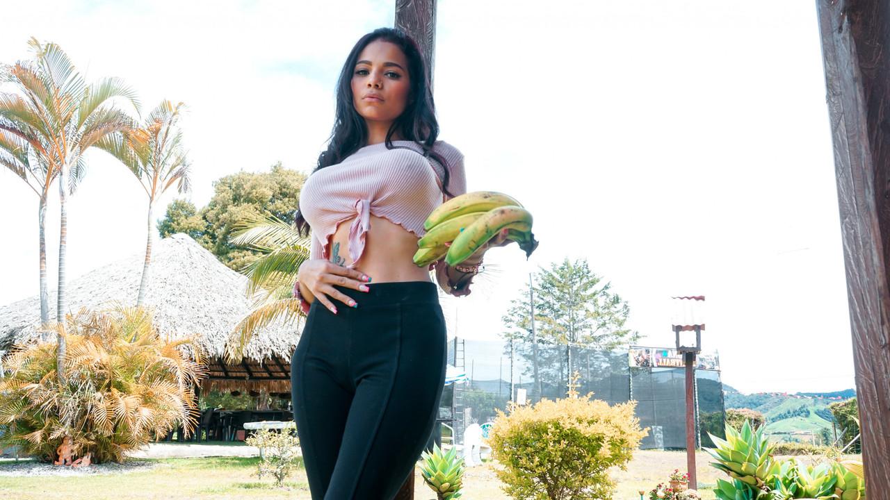 10P Die heiße Latina Mila Garcia wird von hinten gebumst und reitet mit hüpfenden großen Titten
