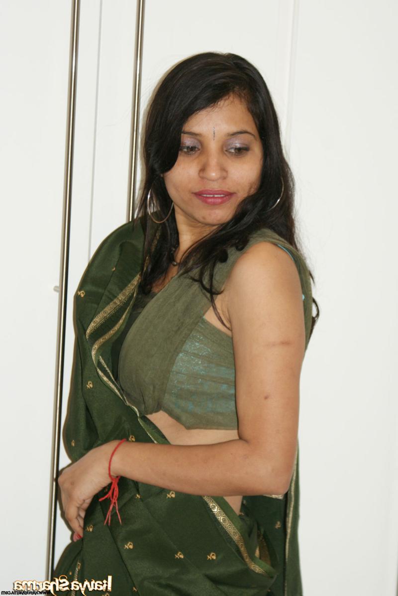 12P La MILF indienne Kavya Sharma enlève ses vêtements pour se mettre nue de manière taquine.