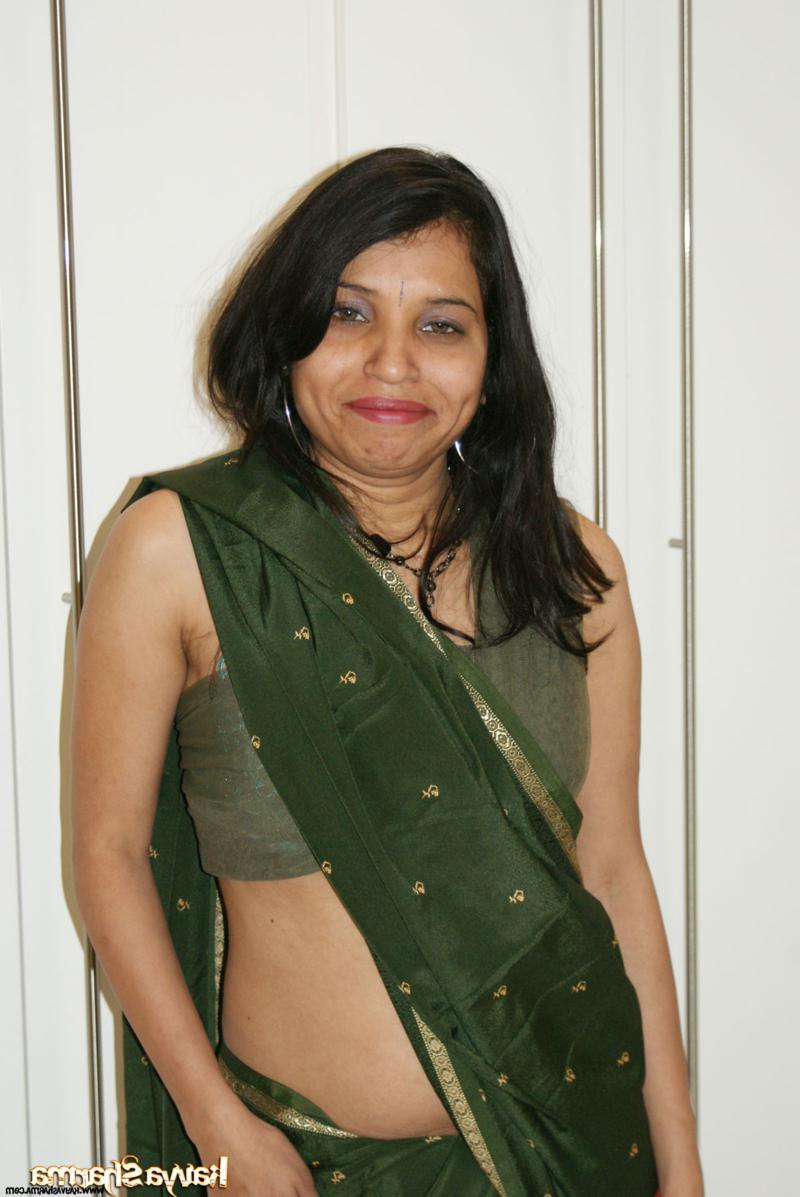 12P La MILF indienne Kavya Sharma enlève ses vêtements pour se mettre nue de manière taquine.
