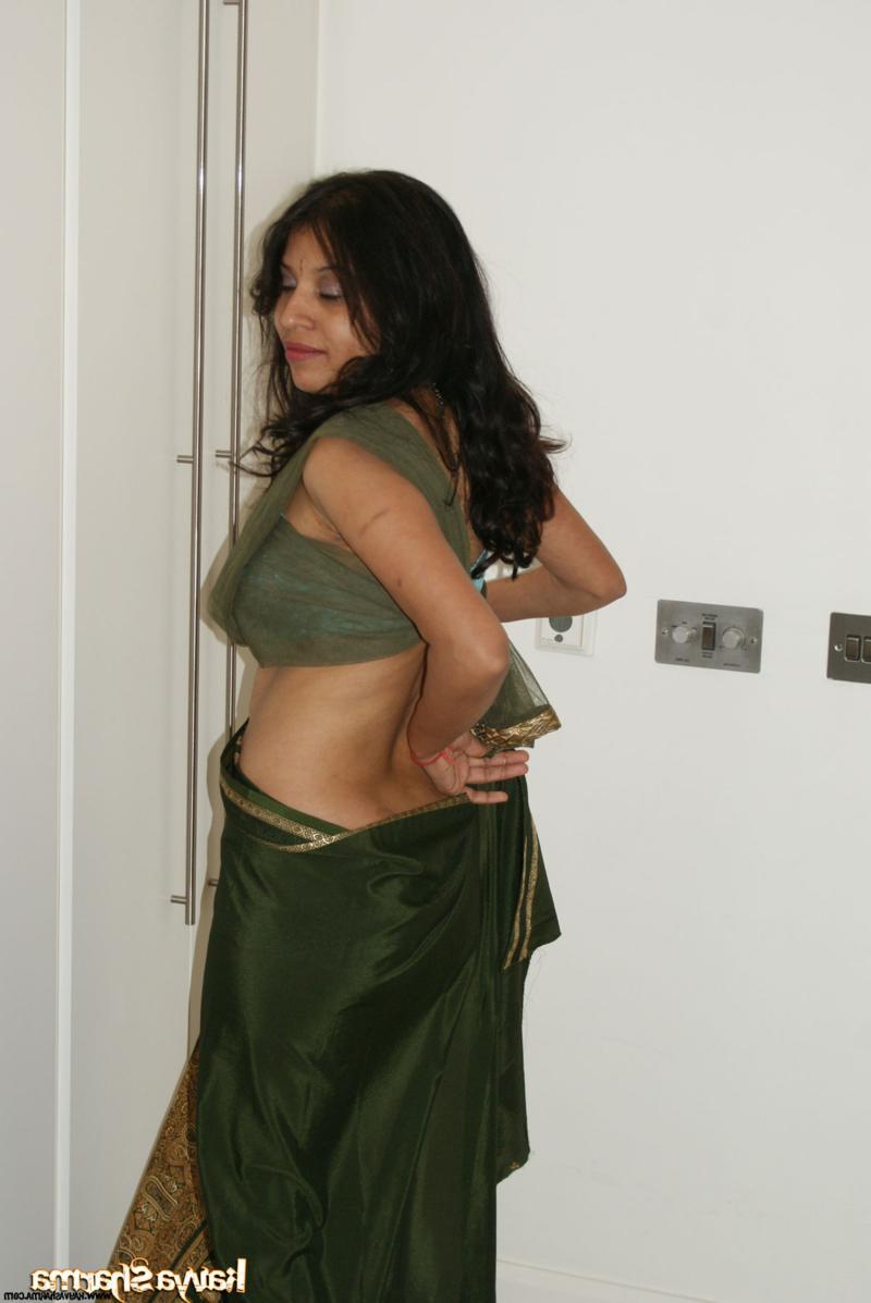 12P La MILF indienne Kavya Sharma enlève ses vêtements pour se mettre nue de manière taquine.