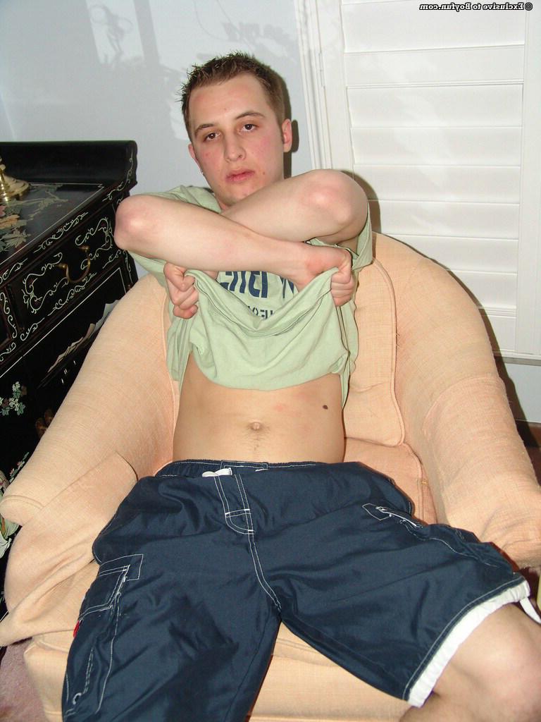 20P El guapo gay Tommy se quita la ropa y se acaricia la polla peluda