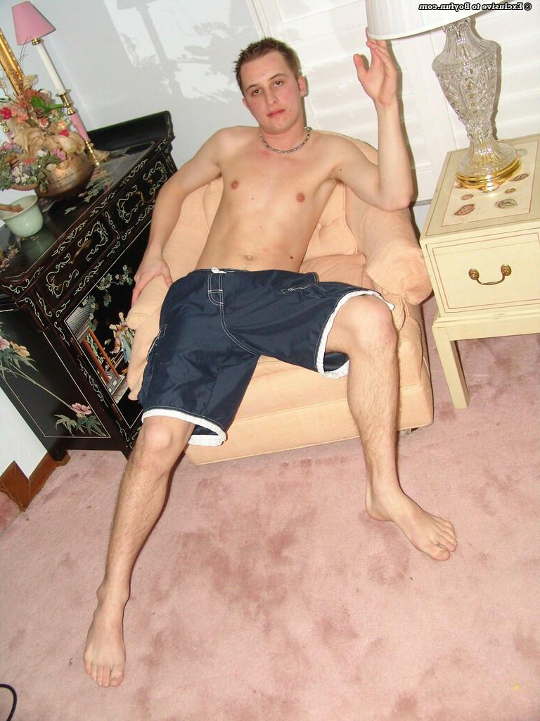 20P El guapo gay Tommy se quita la ropa y se acaricia la polla peluda
