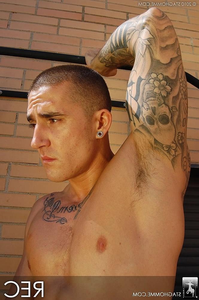 20P Modelo gay tatuado com a cabeça raspada recebe um BJ gostoso no telhado de um prédio