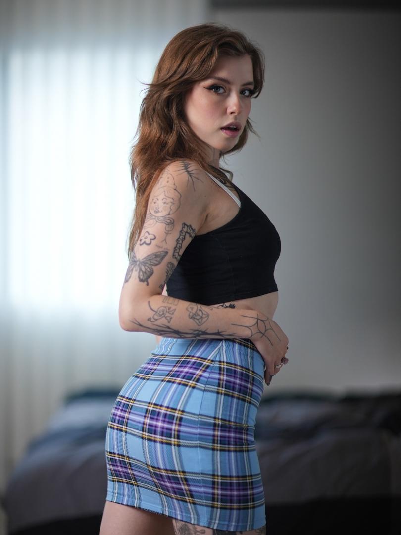 20P As adolescentes magras e tatuadas Eden Ivy e Veronique Tinkler se despem e posam nuas