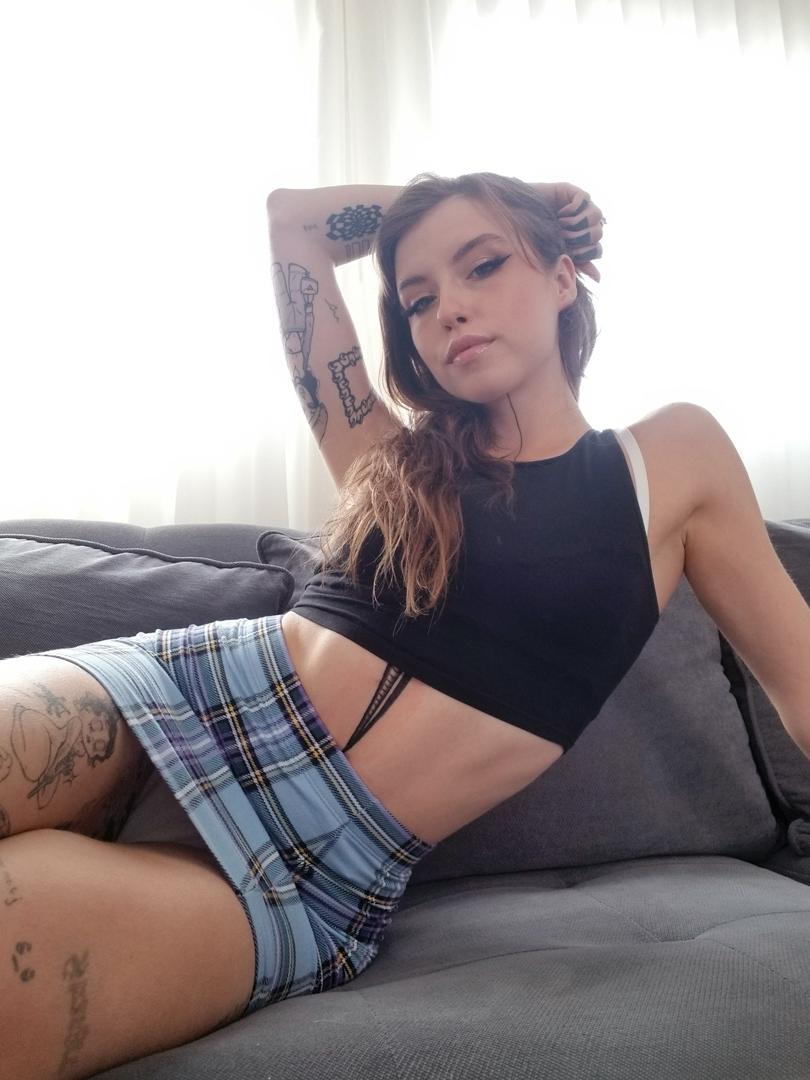 20P As adolescentes magras e tatuadas Eden Ivy e Veronique Tinkler se despem e posam nuas