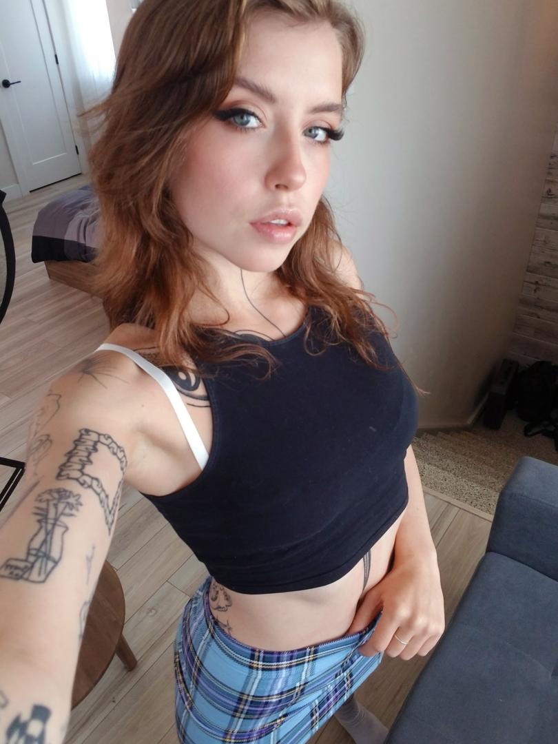 20P As adolescentes magras e tatuadas Eden Ivy e Veronique Tinkler se despem e posam nuas