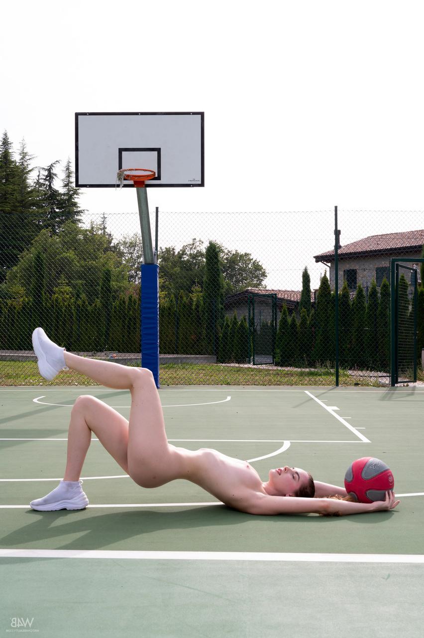20P Das glamouröse Babe Guinevere Huney zieht sich beim Basketballspielen völlig nackt aus