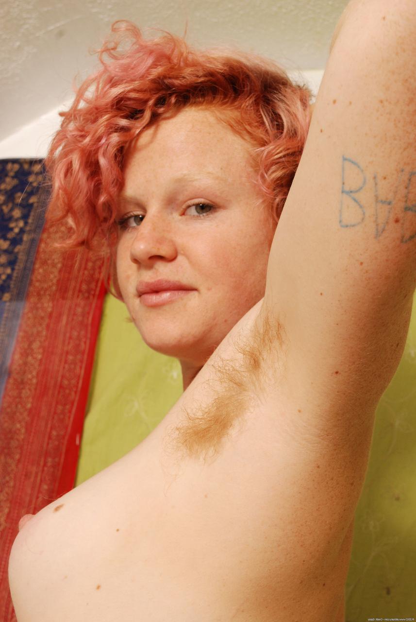 20P A ruiva tatuada Mona fica nua e espalha sua buceta peluda de perto