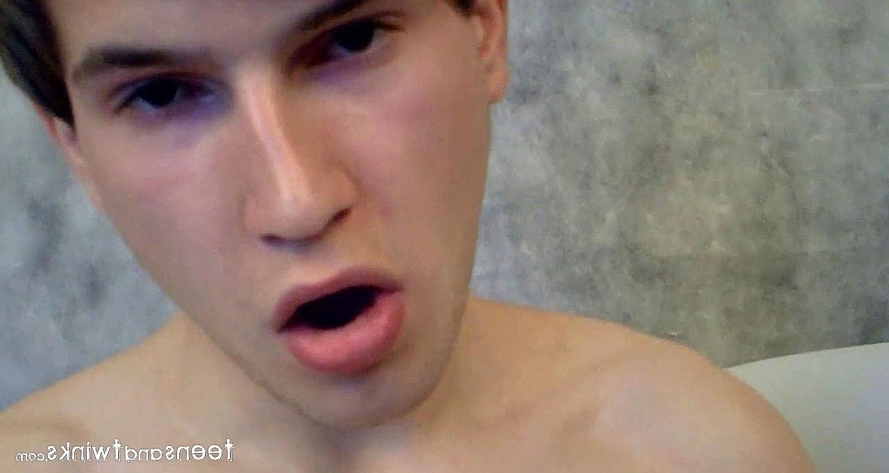 20P Akelo gay musculoso e excitado tira a roupa, se masturba e goza em um solo quente