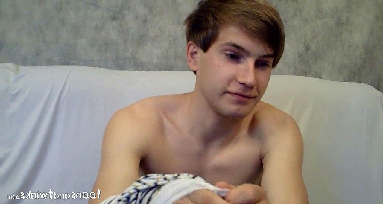 20P Akelo gay musculoso e excitado tira a roupa, se masturba e goza em um solo quente